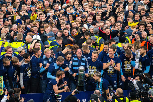 Djurgårdens sportchef Bosse Andersson lyfter Lennart