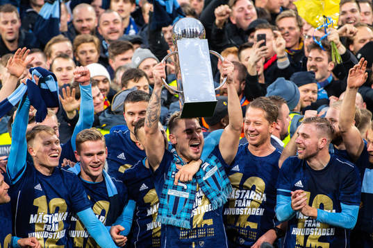 Djurgårdens Astrit Ajdarevic lyfter Lennart Johanssons