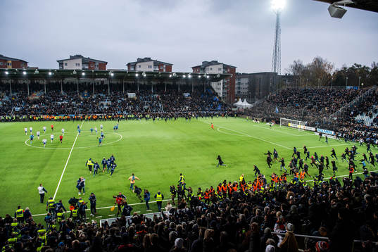 Djurgårdens supportrar stormar planen