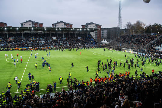 Djurgårdens supportrar stormar planen