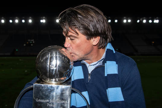 Djurgårdens sportchef Bosse Andersson kysser Lennart