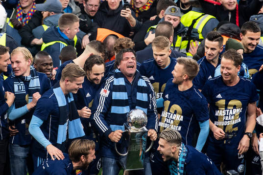 Djurgårdens sportchef Bosse Andersson jublar med Lennart