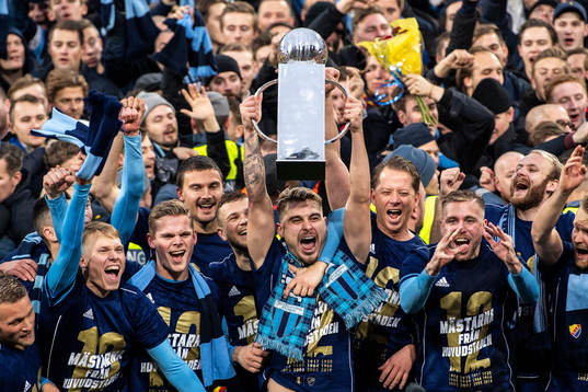 Djurgårdens Astrit Ajdarevic jublar med Lennart Johanssons