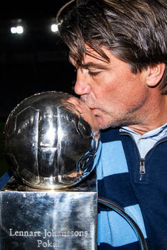 Djurgårdens sportchef Bosse Andersson kysser Lennart