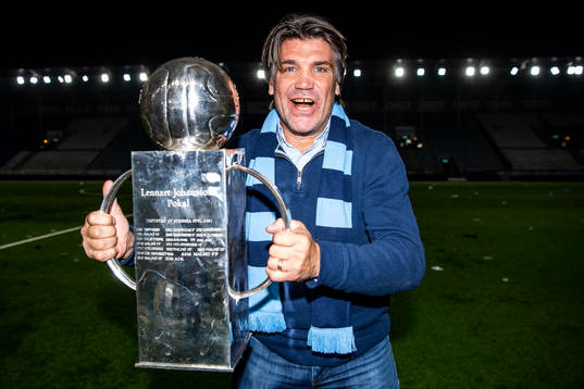 Djurgårdens sportchef Bosse Andersson jublar med Lennart