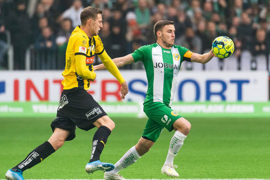Hammarbys Jeppe Andersen jagas av Häckens Gustaf Nilsson