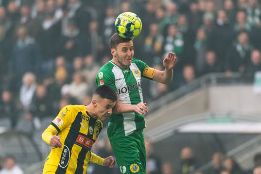 Hammarbys Jeppe Andersen nickar undan framför Häckens Ali