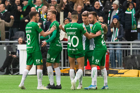 Hammarbys Alexander Kacaniklic jublar med lagkamrater