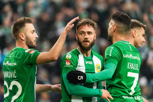 Hammarbys Mats Solheim jublar med lagkamrater