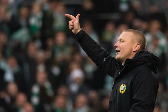 Hammarbys tränare Stefan Billborn sjunger med klacken