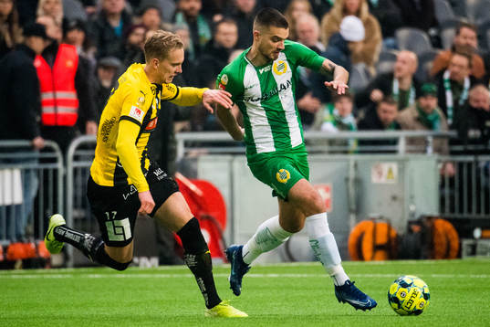 Häckens Gustav Berggren jagar Hammarbys Vladimir Rodic
