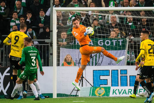 Hammarbys målvakt Oliver Dovin räddar