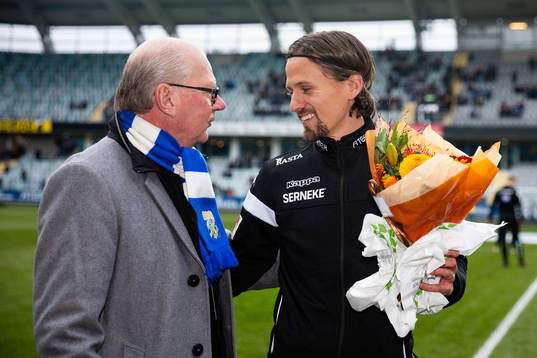 IFK Göteborgs ordförande Mats Engström tackar Lasse Vibe