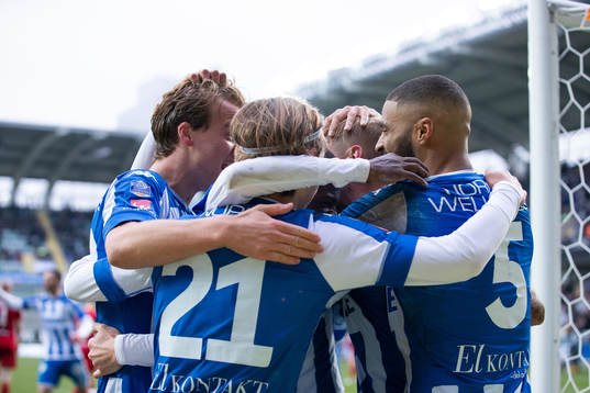 IFK Göteborgs Sebastian Eriksson jublar med lagkamrater