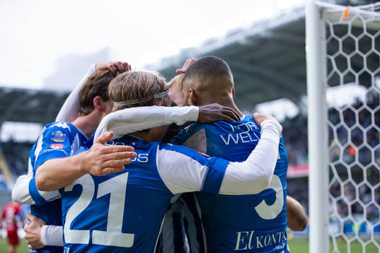 IFK Göteborgs Sebastian Eriksson jublar med lagkamrater
