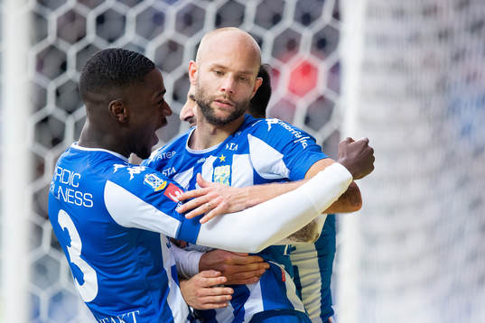 IFK Göteborgs Robin Söder jublar med Adil Titi