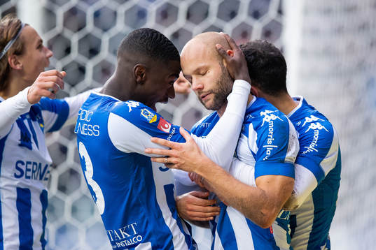 IFK Göteborgs Robin Söder jublar med Adil Titi