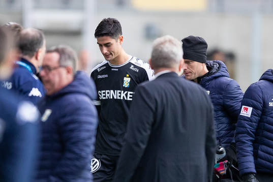 IFK Göteborgs målvakt Tom Amos tvingas byta kort