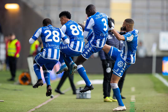 IFK Göteborgs Alhassan Yusuf Abdullahi jublar ihop med