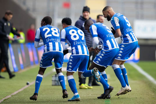IFK Göteborgs Alhassan Yusuf Abdullahi jublar ihop med