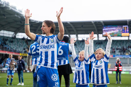IFK Göteborgs Lasse Vibe tackar publiken ihop med sina