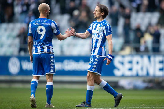 IFK Göteborgs Lasse Vibe tackar Robin Söder när han byts