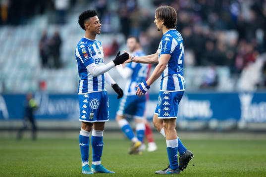 IFK Göteborgs Lasse Vibe tackar Tobias Sana när han byts