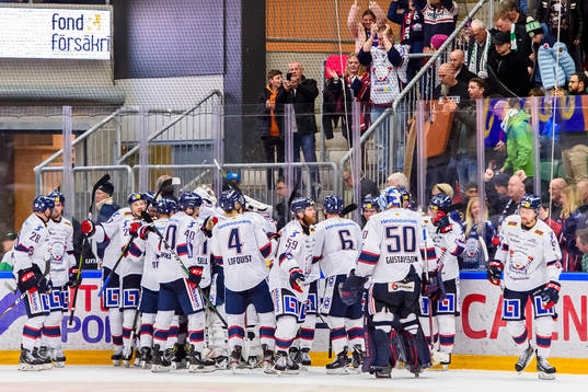 Linköpings spelarana tackar publiken  ishockeymatchen i