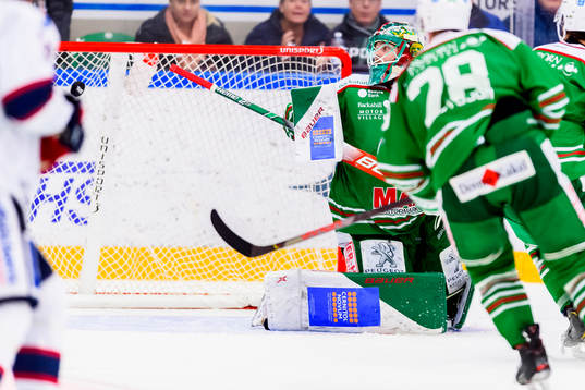 Rögles målvakt Christoffer Rifalk släpper in 2-3 pucken