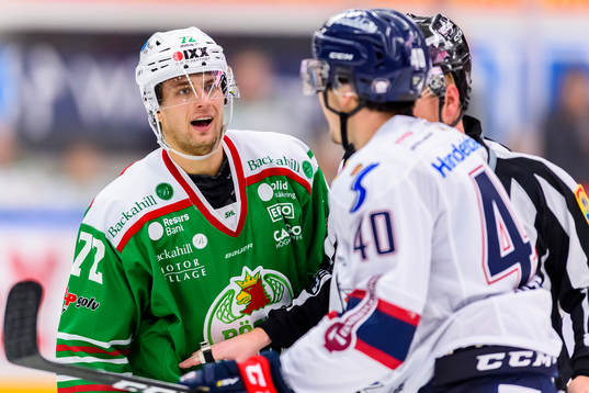 Rögles  Daniel Zaar och Linköpings Adam Helewka  i bråk