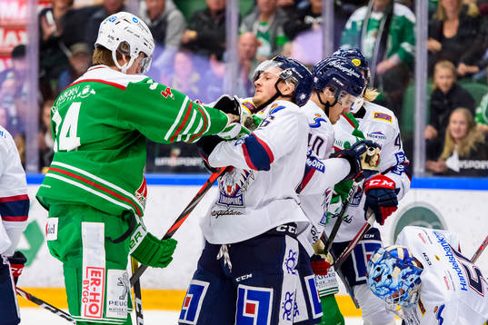 Adam Edström och Linköpings Hampus Larsson  i bråk