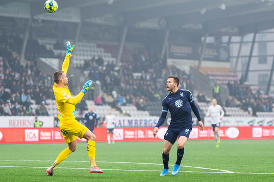 Malmö FFs Arnór Traustason avslutar mot Örebros målvakt