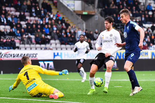 Örebros målvakt Oscar Jansson och Nordin Gerzic mot