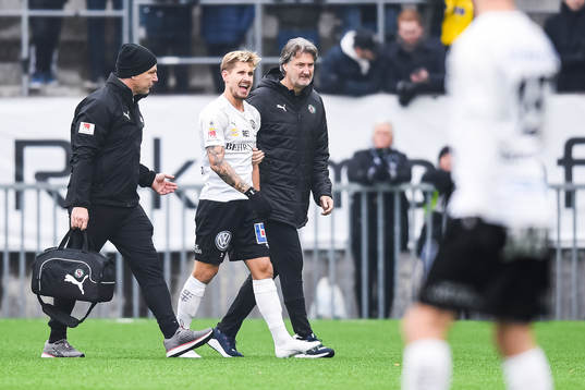 Örebros Daniel Björnkvist lämnar plan skadad
