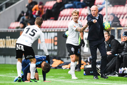 Örebros Daniel Björnkvist i dispyt med Malmö FFs