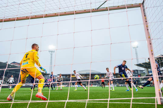 Malmö FFs Rasmus Bengtsson gör 0-1 målet bakom Örebros