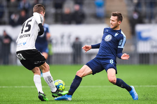 Malmö FFs Arnór Traustason och Örebros Martin Lorentzson