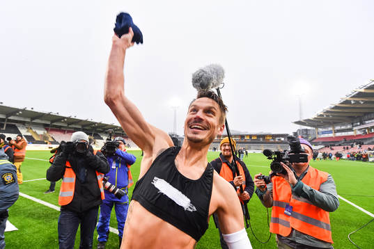 Malmö FFs Markus Rosenberg kastar sin tröja till