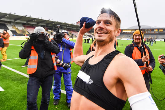 Malmö FFs Markus Rosenberg kastar sin tröja till