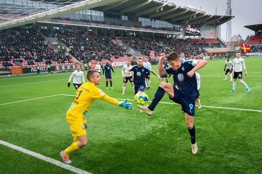 Malmö FFs Markus Rosenberg gör 0-4 målet bakom Örebros