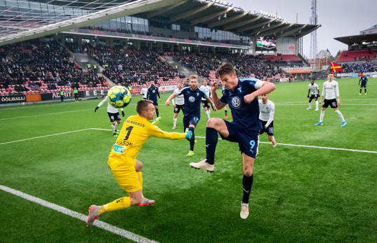 Malmö FFs Markus Rosenberg gör 0-4 målet bakom Örebros