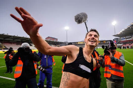 Malmö FFs Markus Rosenberg kastar sin tröja till