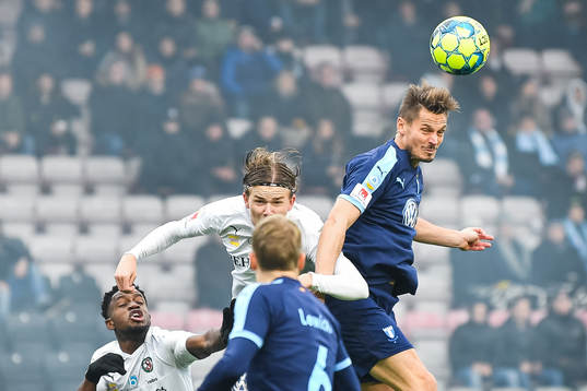 Malmö FFs Markus Rosenberg och Örebros Niclas Bergmark i