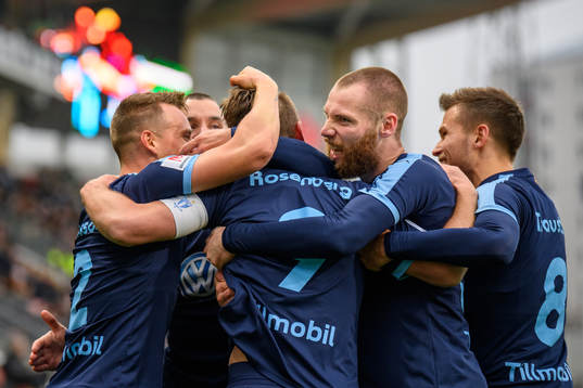 Malmö FFs Markus Rosenberg jublar ihop med Eric Larsson