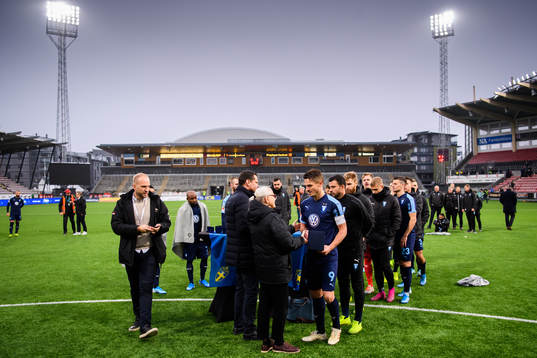 Malmö FFs spelare med Markus Rosenberg i täten tar emot