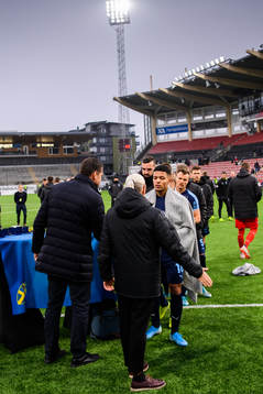 Malmö FFs spelare med Romain Gall i täten tar emot sina