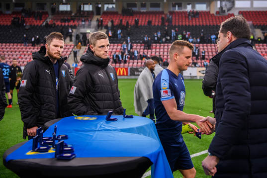 Malmö FFs Lasse Nielsen, Sören Rieks och Eric Larsson tar