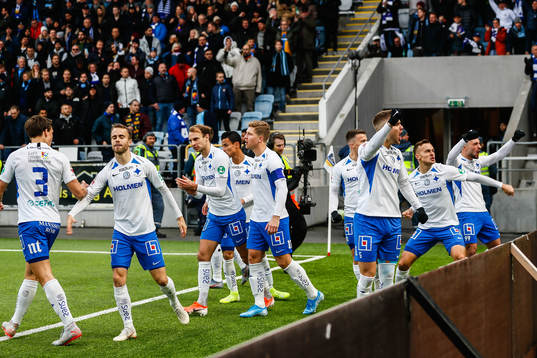 IFK Norrköpings Rasmus Lauritsen jublar med lagkamrater