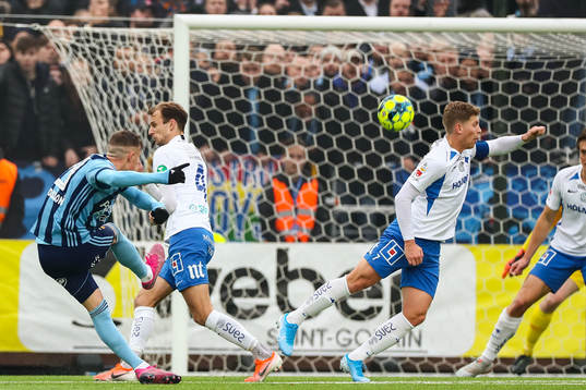 Djurgårdens Fredrik Ulvestad med ett skott