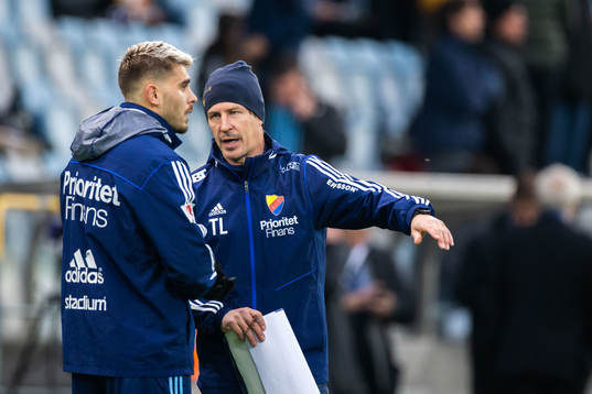 Djurgårdens Astrit Ajdarevic i samtal med tränare Thomas